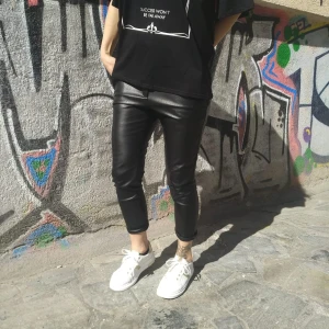 ΓΥΝΑΙΚΕΙΟ ΠΑΝΤΕΛΟΝΙ CHINOS ΔΕΡΜΑΤΙΝΗ B8896 ΜΑΥΡΟ